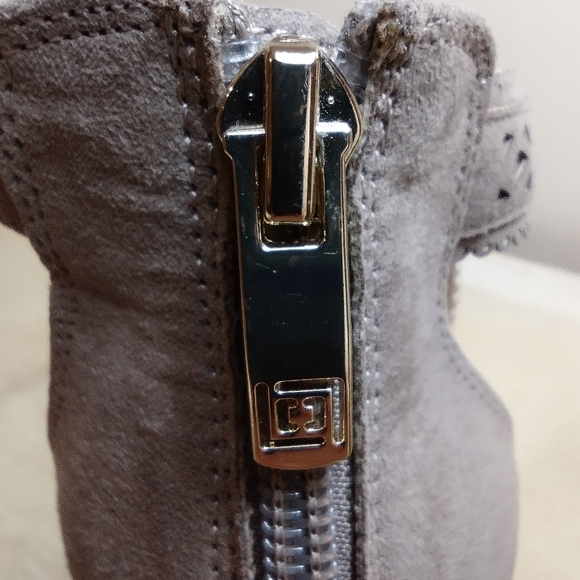 Liz Claiborne 8 Wide Tan Faux Suede Cross-Strap Gold Zip Stilettoes - Picture 4 of 8